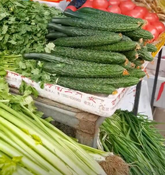 双忠庙镇集市上的蔬菜芹菜，黄瓜，西红柿等