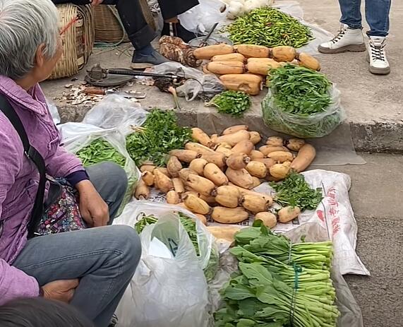 尧坝镇集市上的青菜和莲藕