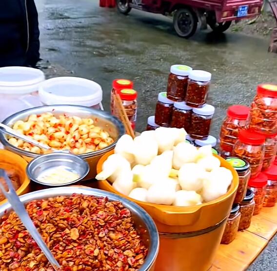 易家渡镇集市上的各种腌菜