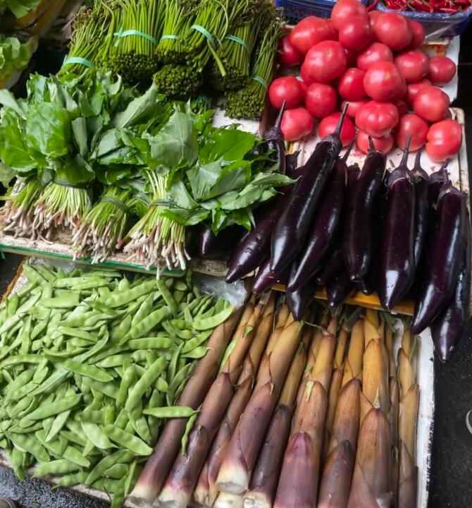 高桥镇各种各样的新鲜蔬菜，扁豆、笋子、茄子、西红柿和蕨菜