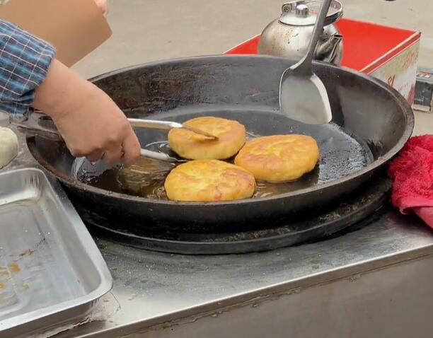 剑门关镇煎的豆腐肉馅的饼子