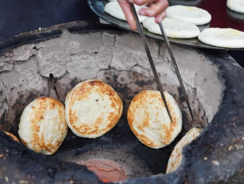 青岗镇当地特色小吃土炕制作的饼子